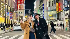 Sejak awal Januari ini, Vino bersama Marsha Timothy banyak membagikan potretnya saat menjalani liburan ke Jepang. Dalam liburannya tersebut, ia mengajak buah hatinya bersama dan banyak mengunjungi berbagai tempat seru. Beberapa tempat yang ia kunjungi ialah Disneyland, Ueno Zoo, hingga ke Sizhuoka untuk melihat gunung Fuji. (Liputan6.com/IG/@vinogbastian__)