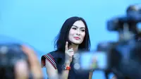 Kejadian STIP belum lama ini membuat Iis Dahlia menjadi takut dengan keputusan anaknya yang ingin melanjutkan sekolah militer. Menurutnya, putranya ingin menjadi pilot seperti ayahnya. (Adrian Putra/Bintang.com)