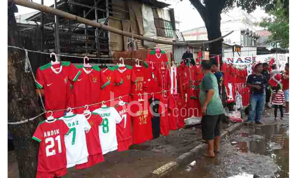 Antusias pembeli melihat pajangan Jersey Timnas Indonesia di trotoar oleh pedagang, (03/12/2016). (Bola.com/Darojatun)