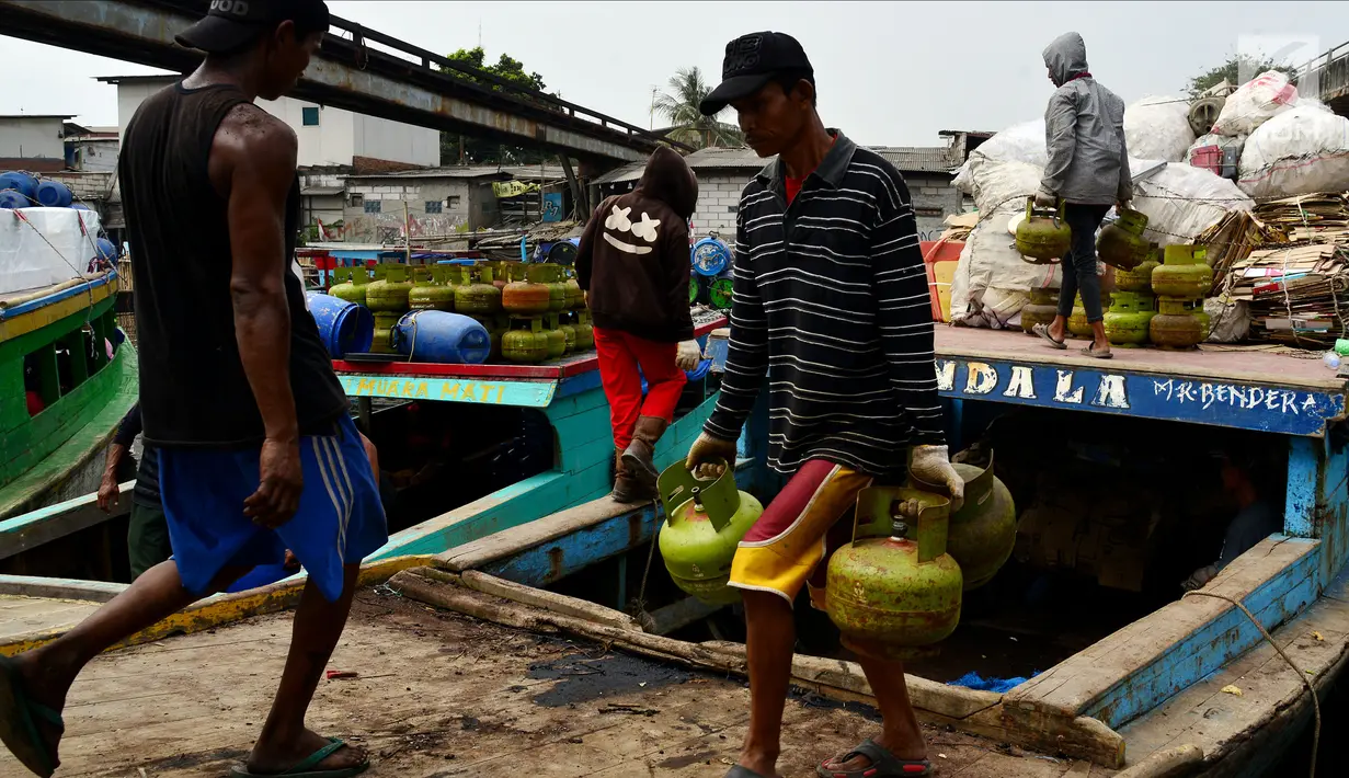 Pekerja melakukan bongkar muat elpiji 3 Kg di Dermaga Kampung Nelayan Cilincing, Jakarta, Sabtu (19/5). Gas-gas tersebut akan dikirim ke Muara Gembong, Bekasi, Jawa Barat. (Liputan6.com/JohanTallo)