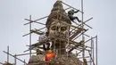 Sejumlah pekerja saat pemasangan patung perunggu raksasa mantan Raja Ram Khamhaeng di Taman Ratchapakdi, Hua Hin, Thailand, Rabu  (5/8/2015).  Taman ini dibangun tentara Thailand untuk menghormati raja Thailand masa lalu. (REUTERS/Athit Perawongmetha)