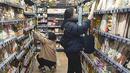 Orang-orang mengenakan masker saat berbelanja di supermarket di Taipei, Taiwan, Senin (20/2/2023). Pada bulan Desember, Taiwan membatalkan mandat topeng luar ruangannya, yang mengharuskan orang untuk memakai topeng bahkan saat berjalan di jalan. (AP Photo/Chiang Ying-ying)