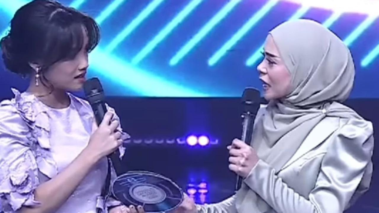 Ada juga netizen yang menautkan akun instagram El Rumi.<br>