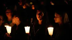 Warga memegang lilin mengikuti aksi solidaritas terhadap penembakan masal di Umpqua Community College, Roseburg, Oregon (1/10/2015). Penembakan tersebut menewaskan 9 orang dan melukai tujuh orang lainnya. (REUTERS/Steve DiPaola)