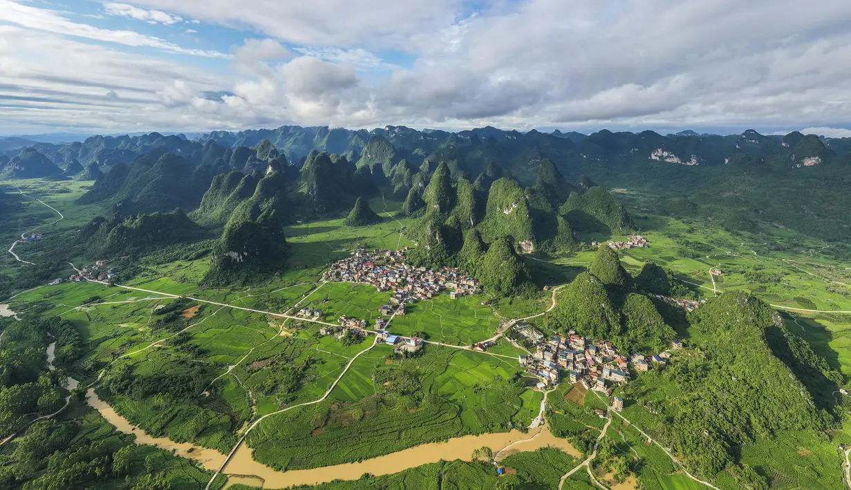 Foto dari udara menunjukkan pemandangan ladang di Desa Chonglou, Wilayah Otonom Etnis Maonan Huanjiang, Daerah Otonom Etnis Zhuang, Guangxi, China, 25 Mei 2020. Ada puluhan suku minoritas yang diakui oleh China bermukim di daerah ini. (Xinhua/Cao Yiming)