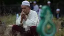 Seorang muslim Thailand berdoa saat menziarahi kuburan kerabat mereka pada perayaan Idul Adha di provinsi Narathiwat, Minggu (11/8/2019). Pada setiap Idul Adha atau menyambut hari besar Islam sebagian warga banyak mendatangi kuburan untuk mendoakan keluarganya. (Madaree TOHLALA/AFP)