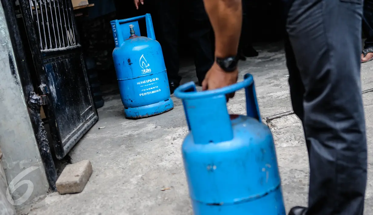 Petugas Krimsus Polda Metro Jaya saat akan membawa tabung gas elpiji 12 kg di kawasan Kebon Jeruk, Jakarta, Kamis (30/7). Kasus ini bermula dari laporan warga ketika mengembalikan tabung gas yang diduga berisi air ke penjual. (Liputan6.com/Faizal Fanani)