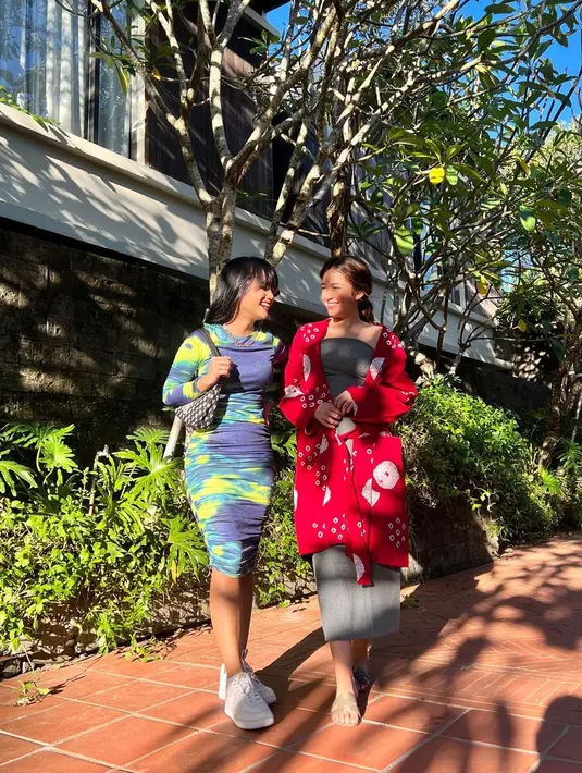 Rebecca pun tak banyak menambahkan sentuhan aksesori pada penampilannya. Foto: Instagram.