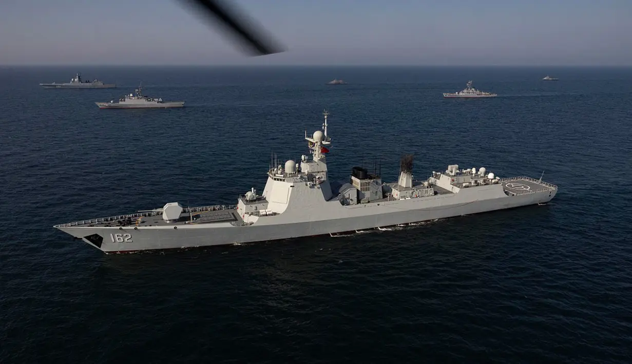 Kapal perang Iran, Rusia, dan China dikerahkan saat latihan militer bersama di Teluk Oman, Jumat (17/3/2023). (Iranian Army office/AFP)
