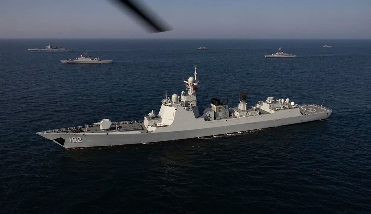 Kapal perang Iran, Rusia, dan China dikerahkan saat latihan militer bersama di Teluk Oman, Jumat (17/3/2023). (Iranian Army office/AFP)