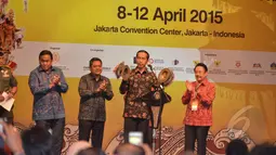 Presiden Joko Widodo (kedua kanan) bersama Menteri Perdagangan Rachmat Gobel saat membuka Inacraft 2015 di JCC, Jakarta, Rabu (8/4/2015). Inacraft 2015 ke-17 diikuti 1.600 perusahaan dan berlangsung hingga 12 April mendatang. (Liputan6.com/Faizal Fanani)