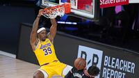 Pemain Los Angeles Lakers, Dwight Howard (39), melakukan dunk pada laga playoff NBA melawan Portland Trail Blazers, Minggu (30/8/2020), di Lake Buena Vista, Fla. (AP Photo/Ashley Landis)