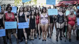Seorang model berpose saat mempersembahkan sebuah fashion show selama acara The All Sizes Catwalk di Paris, Minggu (15/9/2019). Sekitar 100 wanita dari berbagai bentuk tubuh berkumpul dalam acara tersebut untuk mempromosikan penerimaan diri. (STEPHANE DE SAKUTIN / AFP)