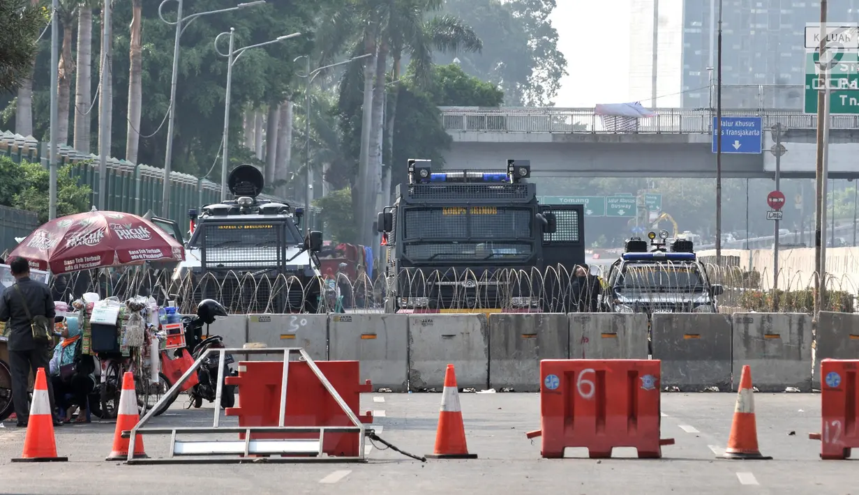 Pembatas beton dan kawat berduri menutup akses menuju Gedung DPR RI di Jalan Gatot Subroto, Jakarta, Kamis (26/9/2019). Pasca demonstrasi mahasiswa dan pelajar selama dua hari, Polisi menutup akses jalan mulai dari simpang Gerbang Pemuda. (merdeka.com/Iqbal S Nugoroho)