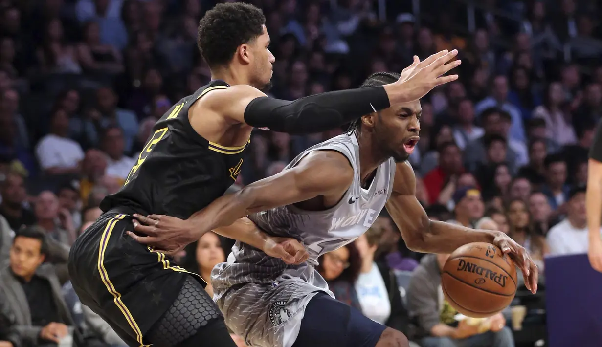 Pebasket LA Lakers, Josh Hart, menghadang pebasket Minnesota Timberwolves, Andrew Wiggins, pada laga NBA di di Staples Center, Sabtu (7/4/2018). Timberwolves menang 113-96 atas LA Lakers. (AP/Reed Saxon)