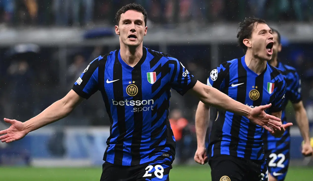 Pada menit ke-61, Inter Milan berbalik unggul. Sundulan keras Benjamin Pavard gagal diantisipasi penjaga gawang Bayern Munchen, Jonas Urbig. (Isabella BONOTTO/AFP)