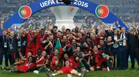 Portugal keluar sebagai juara Piala Eropa usai mengalahkan Prancis 1-0 di di Stade de France, Senin (11/7). (REUTERS)