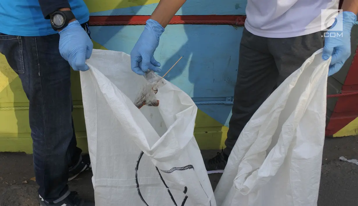 Relawan mengambil sampah plastik pada program World Cleanup Day di Kawasan Bundaran HI, Jakarta, Sabtu (15/9). World Clean Up Day di DKI Jakarta di targetkan 600.000 relawan di 105 titik di Jakarta. (Merdeka.com/Imam Buhori)