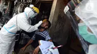 Petugas medis Kecamatan Gambir melakukan tes swab terhadap pedagang Pasar Thomas, Jakarta, Rabu (17/6/2020). Tes swab dilakukan untuk memutus rantai penularan virus corona COVID-19. (merdeka.com/Imam Buhori)