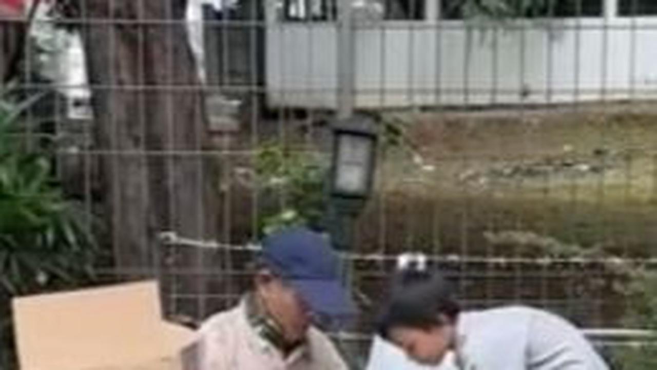 Viral Momen Bocah Jualan Ditemani Sang Kakek, Bahagia saat Dagangannya Diborong