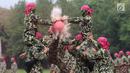Prajurit Marinir memeragakan beladiri militer saat upacara HUT Korps Marinir ke-72 di Kesatrian Marinir Hartono, Cilandak, Jakarta, Rabu (15/11). HUT Marinir ke-72 bertema Marinir Prajurit Pejuang dan Profesional. (Liputan6.com/Helmi Fithriansyah)