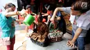 Sejumlah pengurus dan warga mencuci patung dewa yang ada di Kelenteng Toasebio, Jalan Kemenangan III, Glodok, Jakarta Barat, Jumat (9/2). Naiknya ruh para dewa ke nirwana dimanfaatkan pengurus untuk membersihkan kelenteng. (LIputan6.com/Johan Tallo)