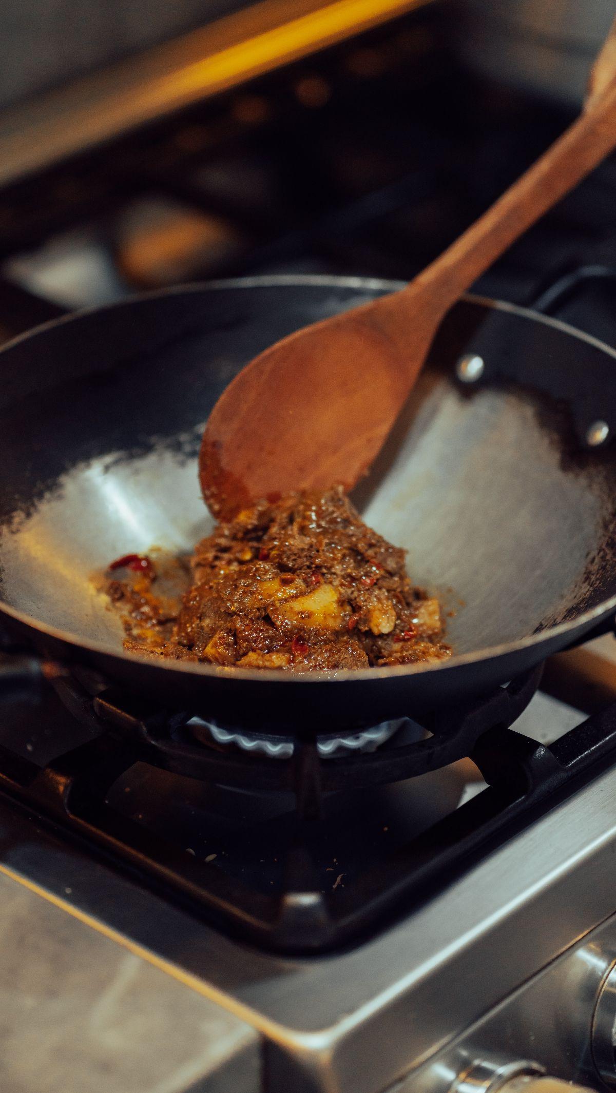 Rendang adalah masakan khas Nusantara yang telah mendunia lantaran kelezatannya. Selain bisa ditemui di restoran masakan Padang, rendang juga bisa dibuat sendiri di rumah. Cukup siapkan daging dan bumbunya, maka hidangan lezat ini dapat Anda nikmati bersa