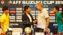 Salam perang ala Pelatih Timnas Indonesia, Alfred Riedl dan Pelatih Vietnam Nguyen Huu usai mengikuti jumpa pers jelang leg kedua semifinal AFF Suzuki Cup 2016 di Vietnam, (06/12/2016). (Bola.com/Peksi Cahyo)