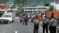 Untuk mengantisipasi bentrok susulan, polisi melarang warga melintas ke arah Padang Bulan Organda yang merupakan lokasi bentrokan.