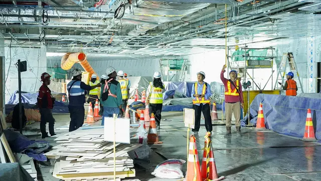 Pekerja menyelesaikan proyek pembangunan MRT Jakarta Fase 2A di Stasiun MRT Monas, Jakarta. (jakarta.go.id)