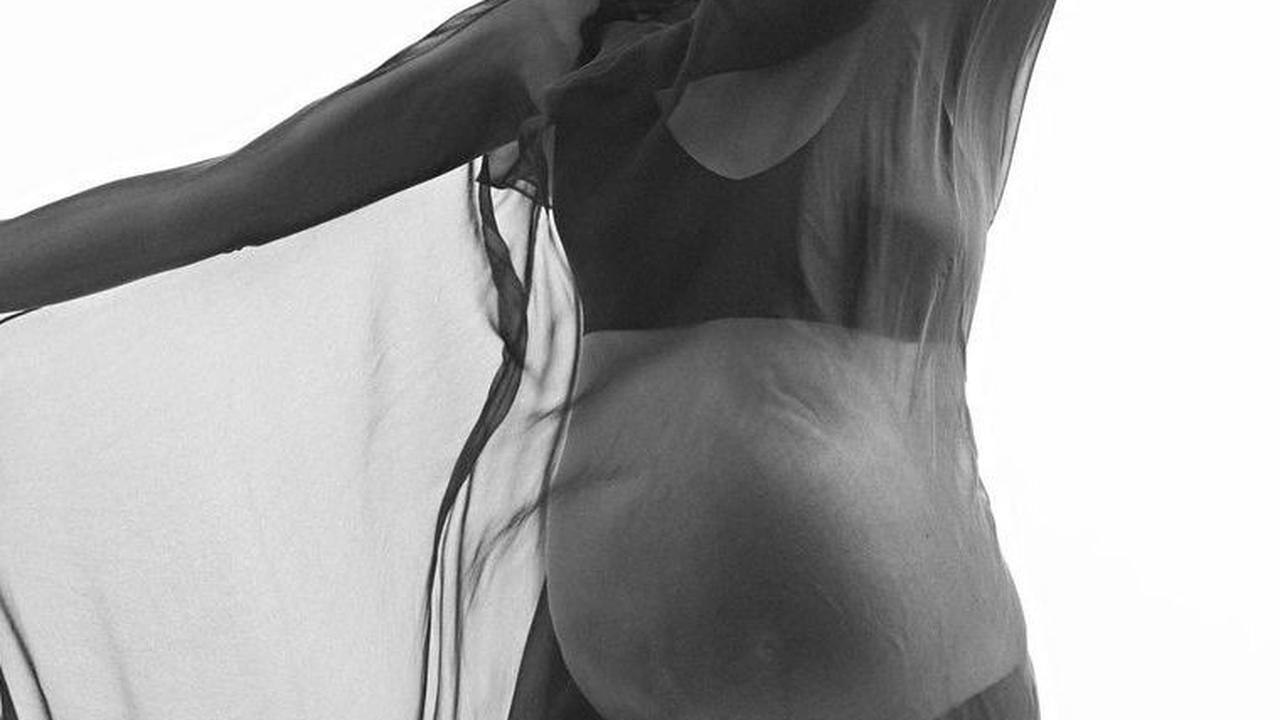 Melansir dari keterangan unggahan, Julie Estelle menyebut jika usia kandungannya sudah menginjak 33 pekan. Terlihat Julie memamerkan bare babypump-nya yang sudah membesar.