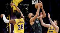 Aksi Rudy Gobert saat Timberwolves mengalahkan Lakers di playoff NBA 2025 (AFP)