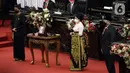 Presiden Joko Widodo atau Jokowi (kiri) bersama Ketua DPR Puan Maharani (tengah) dan Ketua MPR Bambang Soesatyo (kanan) saat mengikuti Sidang Paripurna DPR 2021 di Gedung Nusantara, Senayan, Jakarta, Senin (16/8/2021). (Liputan6.com/Angga Yuniar)
