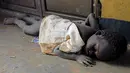 Seorang anak pengungsi dari Sudan Selatan tidur saat singgah di Pos Perbatasan Ngomoromo, Uganda, Senin (10/4). Sudan kini sedang mengalami bencana kelaparan, kekeringan dan perang saudara. (AFP PHOTO / ISAAC KASAMANI)