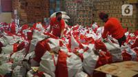 Pekerja mengemas paket bansos di Gudang Food Station Cipinang, Jakarta, Rabu (22/4/2020). Pemerintah menyalurkan paket bansos sebesar Rp 600 ribu per bulan selama tiga bulan untuk mencegah warga mudik dan meningkatkan daya beli selama masa pandemi COVID-19. (Liputan6.com/Immanuel Antonius)