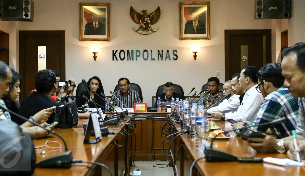 Suasana pengumuman 24 calon anggota Kompolnas yang lolos seleksi berikutnya, di Gedung Kompolnas, Jakarta, Rabu (30/3). 24 calon anggota Kompolnas itu terdiri dari 11 pakar kepolisian dan 13 dari tokoh masyarakat. (Liputan6.com/Yoppy Renato)