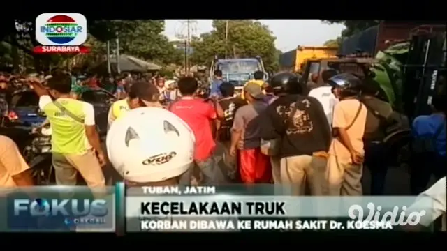 Kecelakaan truk akibat ban pecah di jalur pantura Kabupaten Tuban, Jawa Timur. Seorang pengemudi terjepit kabin setelah supir truk dapat di evakuasi langsung dilarikan ke rumah sakit umum.