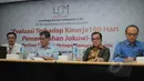 Politisi PDIP Budiman Sudjatmiko (kedua kiri), Politisi Golkar Tantowi Yahya dan Direktur Eksekutif Charta politika, Yunarto Wijaya di sela-sela pemaparan hasil survei LSI di Jakarta, Senin (2/2). (Liputan6.com/Herman Zakharia)