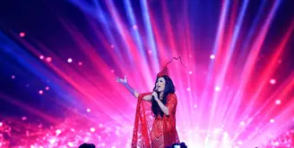 Diva pop Indonesia, Krisdayanti tampil sesuai dengan janji pada malam puncak HUT SCTV ke-26. Istri Raul Lemos itu tampil dengan busana glamor dan elegan yang disiarkan secara langsung dari Istora Senayan. (Adrian Putra/Bintang.com)