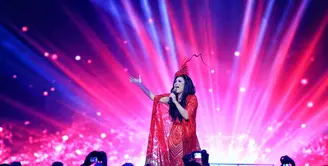 Diva pop Indonesia, Krisdayanti tampil sesuai dengan janji pada malam puncak HUT SCTV ke-26. Istri Raul Lemos itu tampil dengan busana glamor dan elegan yang disiarkan secara langsung dari Istora Senayan. (Adrian Putra/Bintang.com)