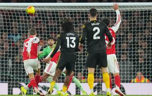 Patrick Dorgu (nomor 13) mencetak gol indah saat timnya, Manchester United (MU) bertamu ke markas Arsenal pada lanjutan Liga Inggris 2025/2026 di Emirates Stadium, Minggu (26/1/2026) malam WIB. (Mike Egerton/PA via AP)