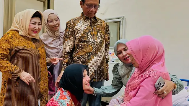 Zahwa Nadhira Sungkem Ibu Mahfud MD