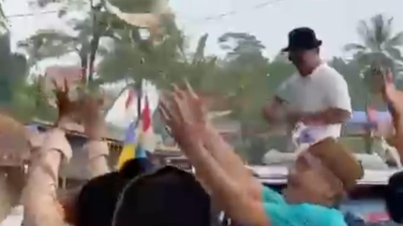 Viral Tokoh Pandeglang Naik Mobil Bergambar Cagub Banten Sawer Duit Gepokan ke Warga, Begini Faktanya