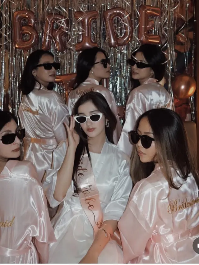 Ranty Maria dan para sahabat kenakan robe satin saat bridal shower. [@rantymaria]