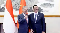 Ketua Dewan Ekonomi Nasional (DEN), Luhut Binsar Pandjaitan, bertemu dengan Menteri Luar Negeri China, Wang Yi di Beijing, China. (Istimewa)