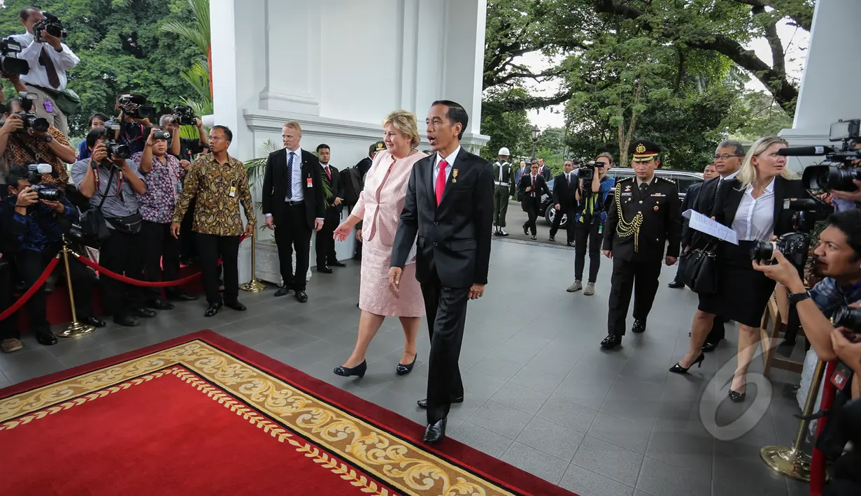 Presiden Joko Widodo (depan) bersama Perdana Menteri (PM) Norwegia, Erna Solberg berjalan di Istana Negara, Jakarta, Selasa (14/4/215). Kunjungan PM Norwegia Erna Solberg dalam rangka mempererat hubungan bilateral. (Liputan6.com/Faizal Fanani)