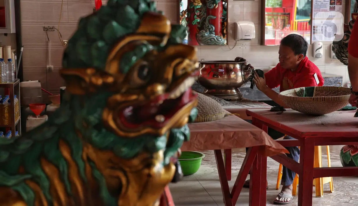 Selain bagian dari persiapan menyambut perayaan Tahun Baru Imlek, ritual bersih-bersih vihara juga sebagai bentuk penghormatan kepada para leluhur. (Liputan6.com/Angga Yuniar)