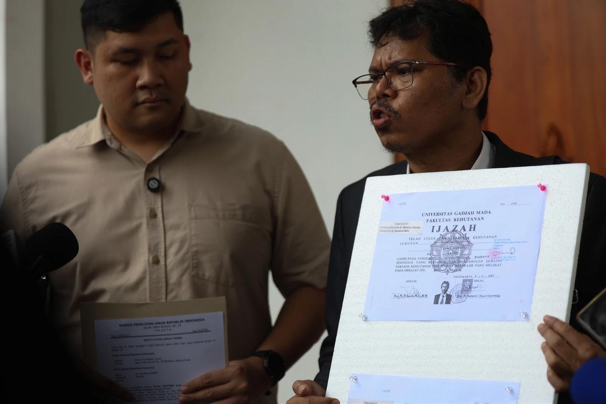 FOTO: Bonatua Silalahi Tunjukkan Salinan Ijazah Joko Widodo Tanpa Sensor di KPU RI