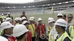 Wakil Presiden, Jusuf Kalla, meninjau renovasi Stadion Utama Gelora Bung Karno di Senayan. JK selaku Ketua Tim Pengarah Kepanitiaan Asian Games Indonesia meninjau enam lokasi venue penyelenggaraan Asian Games ke-18. (Bola.com/M Iqbal Ichsan)