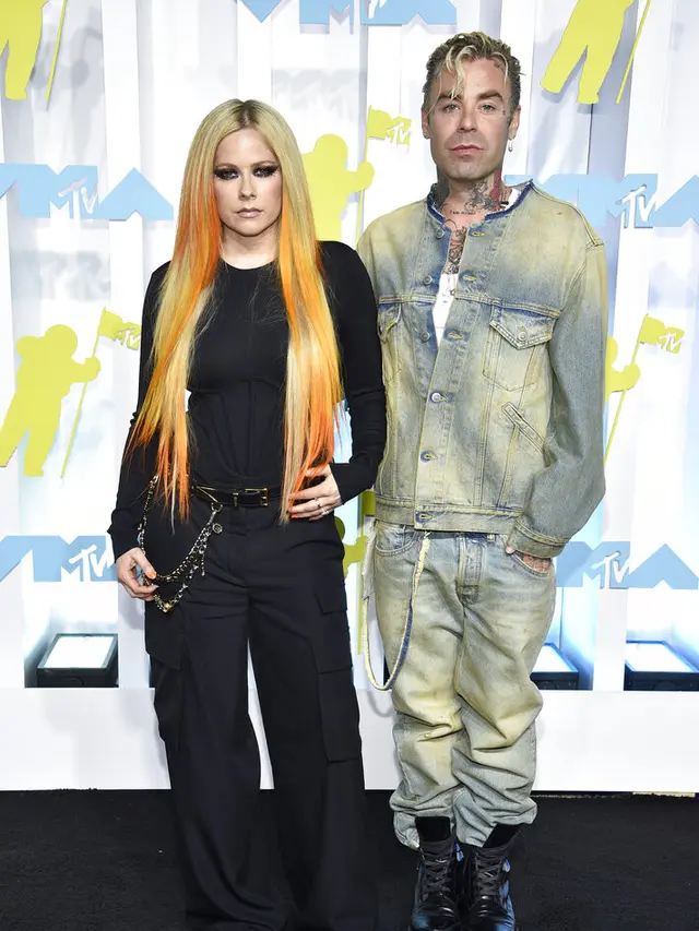 Avril Lavigne dan Mod Sun di MTV VMA 2022. (Foto: Evan Agostini/Invision/AP)